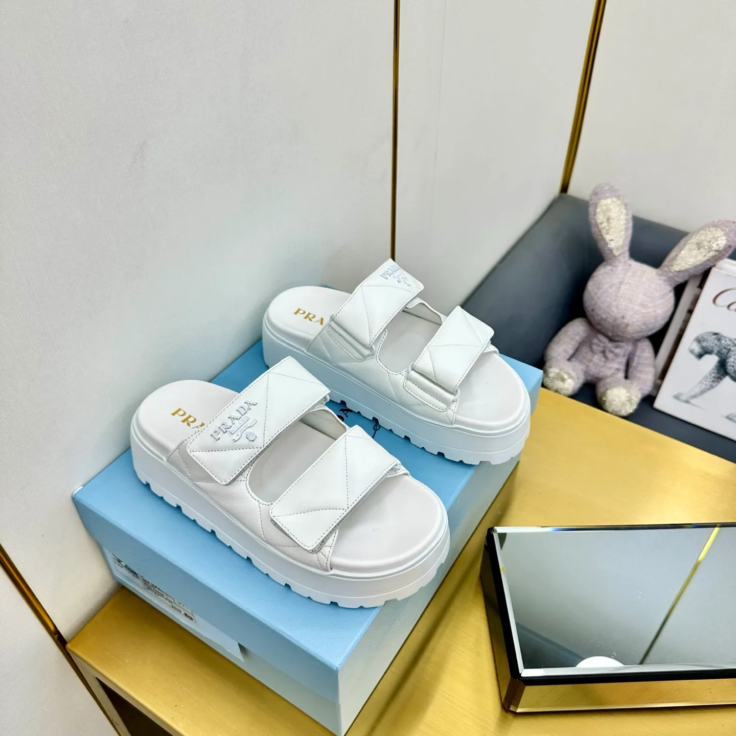 👟👟Ex-factory price 480👟👟 The highest version of Prada's new thick-soled casual sneakers. This sneaker continues the timeless silhouette and is a new classic item. Crafted from leather to enhance style. The style is light, with a triangle buckle logo and a 5CM thick sole. It is suitable for all seasons and can be matched with all kinds of casual styles. In an era where various styles are full of attention, the most long-term companion and the one that captures people's hearts bit by bit is undoubtedly the white shoe. Fabric: Cowhide Lining: Sheepskin Outsole: Original rubber outsole Sole thickness: 5CM Size 35-41
